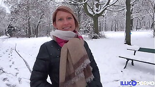 Laura, milf sexy, enculée après une exhib dans la neige